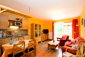 Haus Mariella - Ostseebad Ahrenshoop · Wohn- und Esszimmer mit vollausgestatteter Küchenzeile